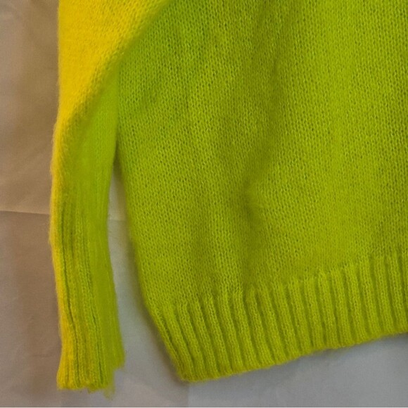 Wild Fable Women's V Neck Fuzzy Sweater Oversized Pullover Vibrant NWT Sz M - Picture 7 of 13